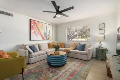 Image de Spacious 8-Bed, hot tub & pool, outdoor bar, firepit in downtown Gilbert.