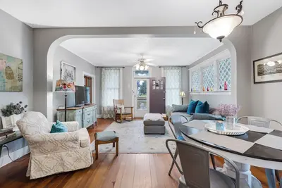 Image de This 2-bedroom Victorian cottage features comfortable, modern furnishings, well-equipped kitchen, and a spacious green yard with a shady back patio and a front porch swing. On the quiet edge of downtown, across the street from Alpine Park.