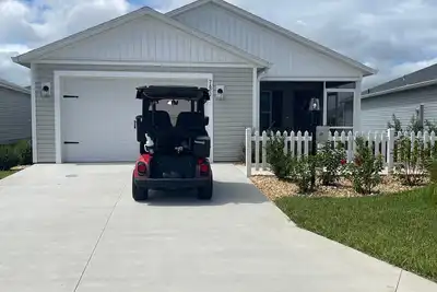 Image de Stylish Shadybrook retreat with golf cart, bikes & Tesla charger!