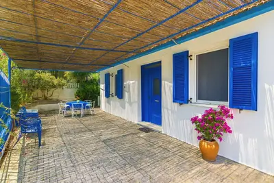 Image de Blue White Apartments - Traditional Village House