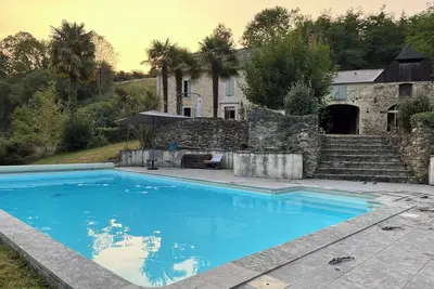 Image de Casa Hourquet : nature, piscine et face Pyrénées