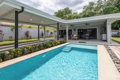 Image de Welcome to Casa Salina, a stylish 3-bedroom, 3-bathroom home in a secure gated community just minutes from the beach. With a private pool, spacious rancho, and modern design, it’s perfect for both relaxation.