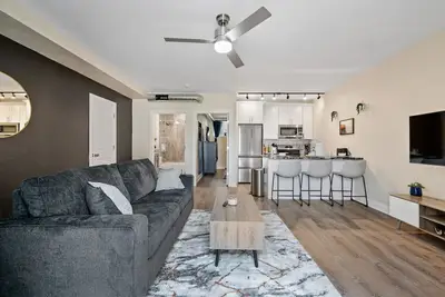 Image de Cozy King Bed Suite ~ Free Parking & Ground Floor!