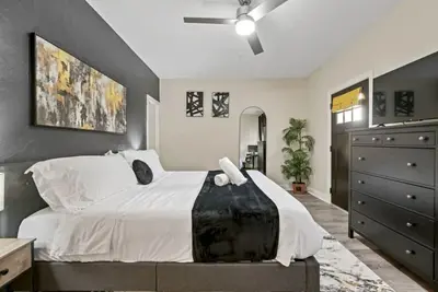 Image de Modern & Upscale King Bed Suite|Private w/Parking!