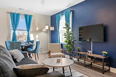 Image de Cozy & Bright King Bed Suite w/ Free Parking!