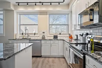 Image de Bright & Upscale|King Bed|Free Parking w/Workspace