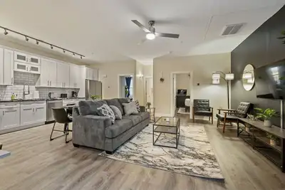 Image de Upscale 2br suite ~ Free Parking & Walkable!