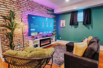 Image de Boho Luxe / 3 King Beds / Pool Table / 85\" Tv