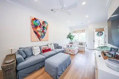 Image de The Annie- Walk to The Square and The Grove!