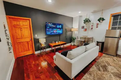 Image de Downtown / King Bed / 2 En-Suite Bathrooms / 65\"Tv