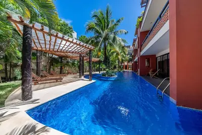 Image de Spacious 2br Condo with Pool & Private Balcony
