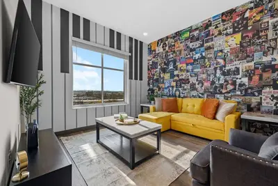 Image de Golf Getaway: Dive into Relaxation Near Broadway!