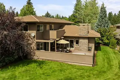 Image de Relaxing gem on the green! Hot tub! Double Suite!