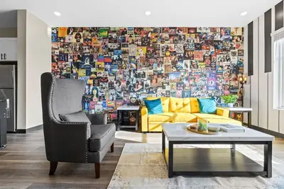 Image de Urban Retreat: Sleeps 4, Foosball & Mins to Dt!