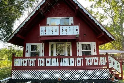 Image de Beautiful 3-bedroom chalet with a private 5 acre pond in Esperance