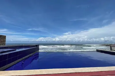 Image de Marshall Oceanfront Surf House - Infinity pool ocean view - 3 bedroom - Ac  Wifi
