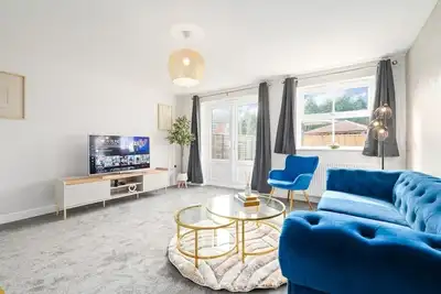 Image de Luxury large home | Parking | Garden | Sleeps 6