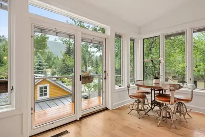 Image de Adorable Yellow Single Family Home in Aspen's West End