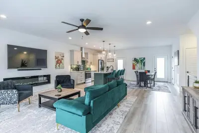 Image de Welcome to The Rupp & Rye, a distillery heights fave townhome, 5min walk to Rupp