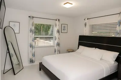 Image de Discover a unique waterfront getaway minutes from everything Miami has to offer.