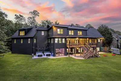 Image de Spacious Lakefront Estate: 2 Hot Tubs, Dock, Game Room, Sleeps 38, Tennis Court