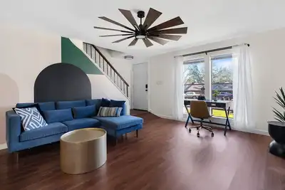 Image de 2 Mirrored Units- Fire pits and grill, walk to Starbucks, Heb, restaurants