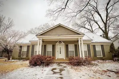 Image de Stylish 3br Memphis Getaway Game Room + Backyard