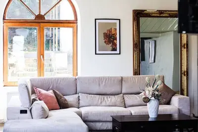 Image de Villa spacieuse avec jardin - idéal pour groupe