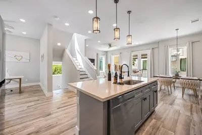 Image de Luxury Downtown Stay With 3br+4bthr & Free Parking