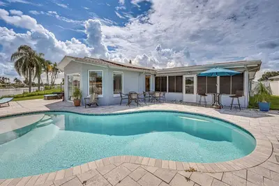 Image de Sunset Views & Hot Tub: Lakefront Holiday Retreat!