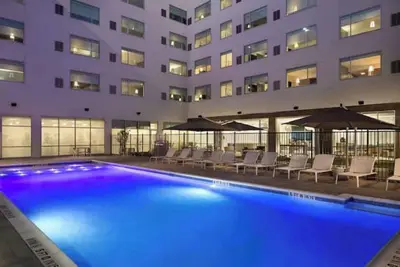 Image de Domain Adjacent 1br Suite: Pool/Gym/Free Breakfast