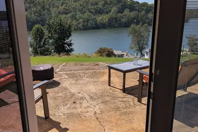 Image de Mid-Century lake view home.