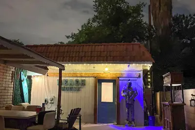 Detached Guest/Pool House Private Fun Yard.