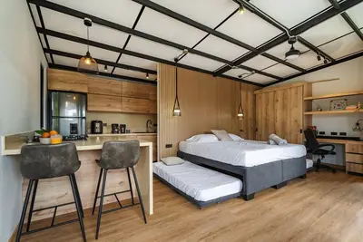 Image de Good life: lake, swimming pool and jacuzzi.