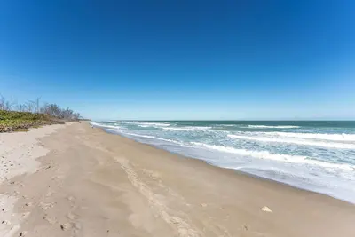 Image de Cozy 2 bedroom 2 bath home with private beach access, dogs accepted