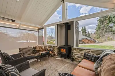 Image de Walnut Cottage – Sleeps 6, Walk to Lake