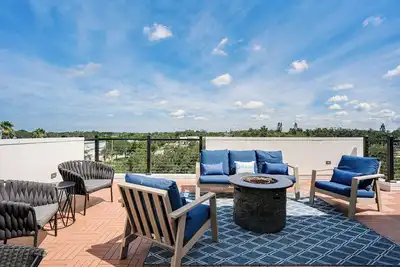 Image de Skyview Retreat—Modern 4-Story Townhome w/ Rooftop Lounge, Elevator, Office & Near Gulf Beaches