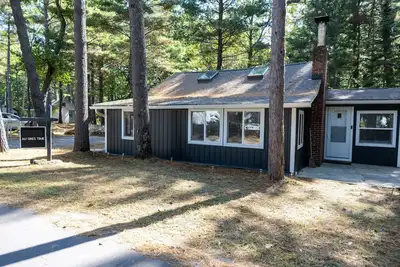 Image de Au Gres Time – Vintage Cabin w/ Modern Comforts - Beach, Golf, Relax