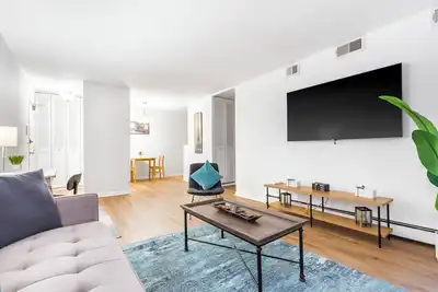 Image de Pristine Lakeview l Boystown l Wrigley Haven l Beach