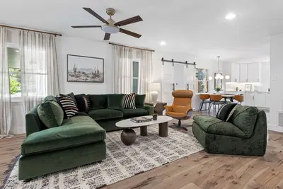 Image de Barton Hills Getaway + Patio - Juniper!