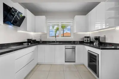 Image de New Spacious 4br w/ Private Pool near Eagle Beach!