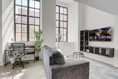 Image de Chic 1-bed loft in downtown ~ Playhouse Square ~ Gym, Rooftop, Washer/Dryer