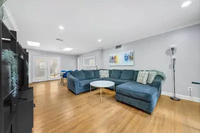 Image de Charming 4-Bedroom Retreat with Large Yards and Outdoor Bbq