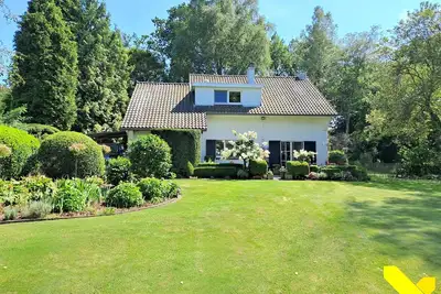 Image de Belle maison de campagne entourée de verdure