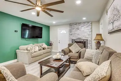 Image de 3 Mi to Desert Diamond Arena: Peoria Home w/ Yard!