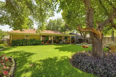 Image de Home w/ Backyard Oasis < 7 Mi to At&T Stadium!