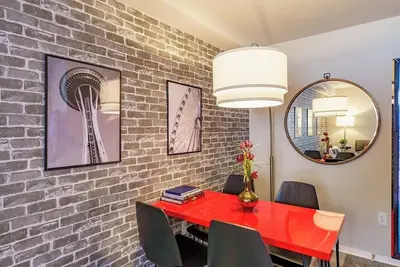 Image de Studio in Belltown—Walk to Pike Place & Space Needle