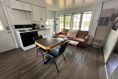 Image de Lake Nokomis 2bd/1Bath Lakeside Cabin - Cabin #1