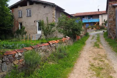 Image de Gîte 'Lieu De Stages' avec Vue sur la Montagne, Terrasse et Jardin Partagés