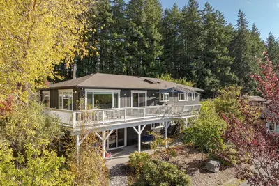 Image de Come enjoy a farm setting with a large, bright home for friends and family. With four comfortable bedrooms and an exceptional living room for lounging, this is a perfect home for families with pets! <br>⭐️Pizza Oven <br>⭐️Hot Tub<br>⭐️Pet Friendly<br>